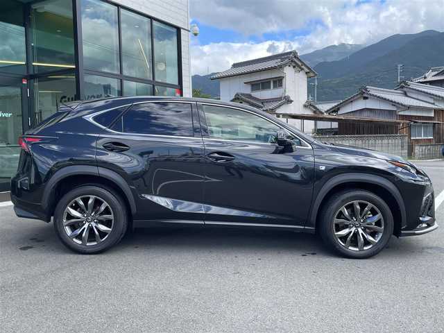 レクサス ＮＸ 300 Fスポーツ 愛媛県 2020(令2)年 7.9万km グラファイトブラックガラスフレーク プリクラッシュセーフティ/レーントレーシングアシスト/パーキングサポートアシスト/ロードサインアシスト/クリアランスソナー /純正10.25インチナビ/　CD/DVD/Bluetooth/フルセグTV/バックカメラ/ビルトインETC2.0/黒革シート/前席パワーシート/前席シートヒーター/シートベンチレーション/三眼LEDヘッドライト/シーケンシャルターンランプ/オートライト/ステアリングヒーター/フロントフォグ/パドルシフト/フロアマット/純正18インチAW