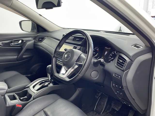 日産 エクストレイル 20X 兵庫県 2018(平30)年 4.3万km ブリリアントホワイトパール 純正SDナビ(MM318D-L)/フルセグTV/アラウンドビューモニター/デジタルインナーミラー/パワーバックドア/ビルトインETC/エマージェンシーブレーキ/進入禁止警報システム/駐車支援システム/クリアランスソナー/コーナリングスタビリティアシスト/アクティブエンジンブレーキ/前方ドラレコ/オートライト/LEDヘッドライト/フォグライト/カプロンシート/純正フロアマット/純正アルミホイール