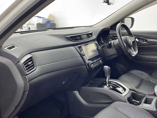 日産 エクストレイル 20X 兵庫県 2018(平30)年 4.3万km ブリリアントホワイトパール 純正SDナビ(MM318D-L)/フルセグTV/アラウンドビューモニター/デジタルインナーミラー/パワーバックドア/ビルトインETC/エマージェンシーブレーキ/進入禁止警報システム/駐車支援システム/クリアランスソナー/コーナリングスタビリティアシスト/アクティブエンジンブレーキ/前方ドラレコ/オートライト/LEDヘッドライト/フォグライト/カプロンシート/純正フロアマット/純正アルミホイール