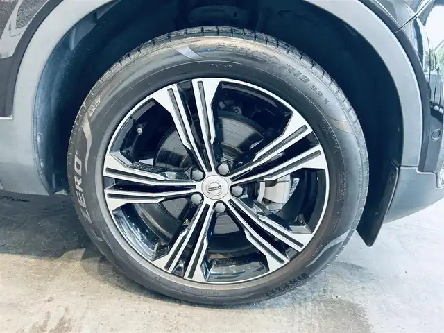 ボルボ ＸＣ４０ T4 AWD インスクリプション 大阪府 2018(平30)年 2.7万km 黒 ACC/HarmanKardon/純正ナビ/TV/applecarplay/360度カメラ/純正19インチAW/LEDヘッドライト/クリアランスソナー/ワイヤレス充電/自動駐車/黒革/パワーシート/Dシートメモリ/シートヒーター/ステアリングヒーター/BLIS/ルーフレール/ETC/スマートキー