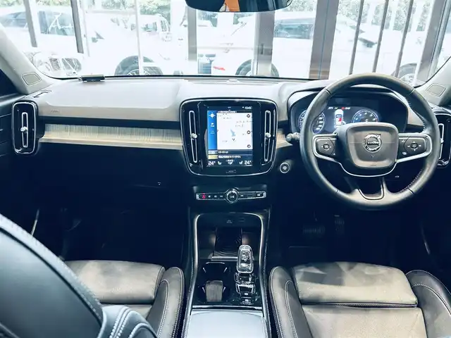 ボルボ ＸＣ４０ T4 AWD インスクリプション 大阪府 2018(平30)年 2.7万km 黒 ACC/HarmanKardon/純正ナビ/TV/applecarplay/360度カメラ/純正19インチAW/LEDヘッドライト/クリアランスソナー/ワイヤレス充電/自動駐車/黒革/パワーシート/Dシートメモリ/シートヒーター/ステアリングヒーター/BLIS/ルーフレール/ETC/スマートキー