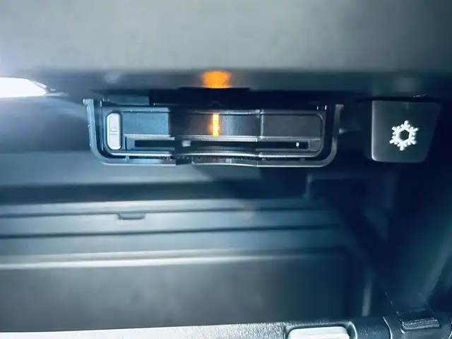 ボルボ ＸＣ４０ T4 AWD インスクリプション 大阪府 2018(平30)年 2.7万km 黒 ACC/HarmanKardon/純正ナビ/TV/applecarplay/360度カメラ/純正19インチAW/LEDヘッドライト/クリアランスソナー/ワイヤレス充電/自動駐車/黒革/パワーシート/Dシートメモリ/シートヒーター/ステアリングヒーター/BLIS/ルーフレール/ETC/スマートキー