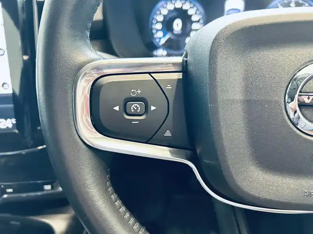 ボルボ ＸＣ４０ T4 AWD インスクリプション 大阪府 2018(平30)年 2.7万km 黒 ACC/HarmanKardon/純正ナビ/TV/applecarplay/360度カメラ/純正19インチAW/LEDヘッドライト/クリアランスソナー/ワイヤレス充電/自動駐車/黒革/パワーシート/Dシートメモリ/シートヒーター/ステアリングヒーター/BLIS/ルーフレール/ETC/スマートキー