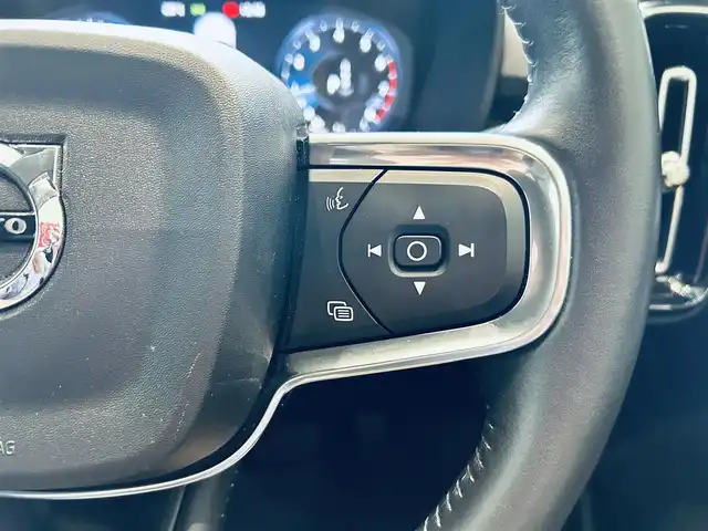 ボルボ ＸＣ４０ T4 AWD インスクリプション 大阪府 2018(平30)年 2.7万km 黒 ACC/HarmanKardon/純正ナビ/TV/applecarplay/360度カメラ/純正19インチAW/LEDヘッドライト/クリアランスソナー/ワイヤレス充電/自動駐車/黒革/パワーシート/Dシートメモリ/シートヒーター/ステアリングヒーター/BLIS/ルーフレール/ETC/スマートキー