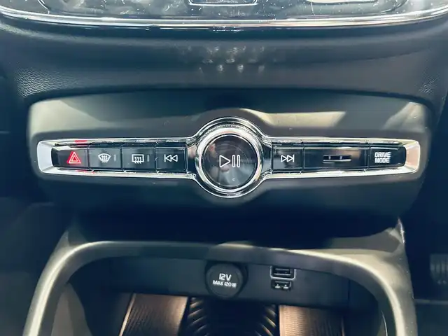 ボルボ ＸＣ４０ T4 AWD インスクリプション 大阪府 2018(平30)年 2.7万km 黒 ACC/HarmanKardon/純正ナビ/TV/applecarplay/360度カメラ/純正19インチAW/LEDヘッドライト/クリアランスソナー/ワイヤレス充電/自動駐車/黒革/パワーシート/Dシートメモリ/シートヒーター/ステアリングヒーター/BLIS/ルーフレール/ETC/スマートキー