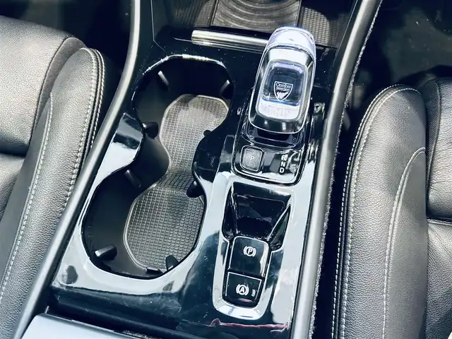 ボルボ ＸＣ４０ T4 AWD インスクリプション 大阪府 2018(平30)年 2.7万km 黒 ACC/HarmanKardon/純正ナビ/TV/applecarplay/360度カメラ/純正19インチAW/LEDヘッドライト/クリアランスソナー/ワイヤレス充電/自動駐車/黒革/パワーシート/Dシートメモリ/シートヒーター/ステアリングヒーター/BLIS/ルーフレール/ETC/スマートキー