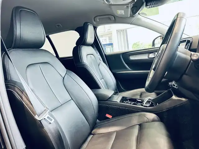 ボルボ ＸＣ４０ T4 AWD インスクリプション 大阪府 2018(平30)年 2.7万km 黒 ACC/HarmanKardon/純正ナビ/TV/applecarplay/360度カメラ/純正19インチAW/LEDヘッドライト/クリアランスソナー/ワイヤレス充電/自動駐車/黒革/パワーシート/Dシートメモリ/シートヒーター/ステアリングヒーター/BLIS/ルーフレール/ETC/スマートキー