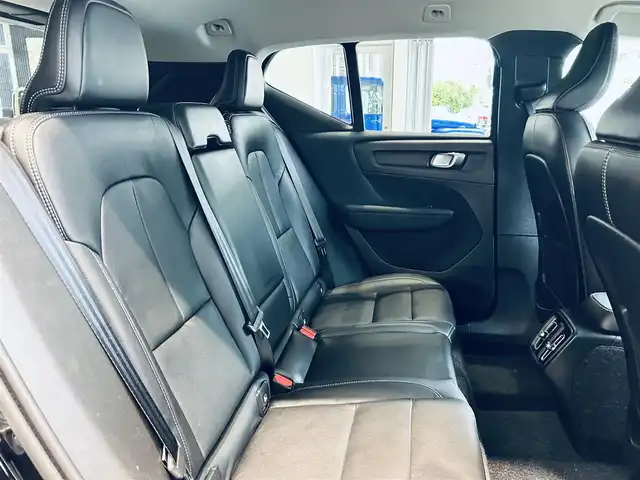 ボルボ ＸＣ４０ T4 AWD インスクリプション 大阪府 2018(平30)年 2.7万km 黒 ACC/HarmanKardon/純正ナビ/TV/applecarplay/360度カメラ/純正19インチAW/LEDヘッドライト/クリアランスソナー/ワイヤレス充電/自動駐車/黒革/パワーシート/Dシートメモリ/シートヒーター/ステアリングヒーター/BLIS/ルーフレール/ETC/スマートキー