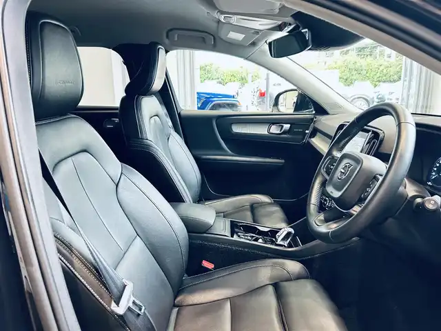 ボルボ ＸＣ４０ T4 AWD インスクリプション 大阪府 2018(平30)年 2.7万km 黒 ACC/HarmanKardon/純正ナビ/TV/applecarplay/360度カメラ/純正19インチAW/LEDヘッドライト/クリアランスソナー/ワイヤレス充電/自動駐車/黒革/パワーシート/Dシートメモリ/シートヒーター/ステアリングヒーター/BLIS/ルーフレール/ETC/スマートキー