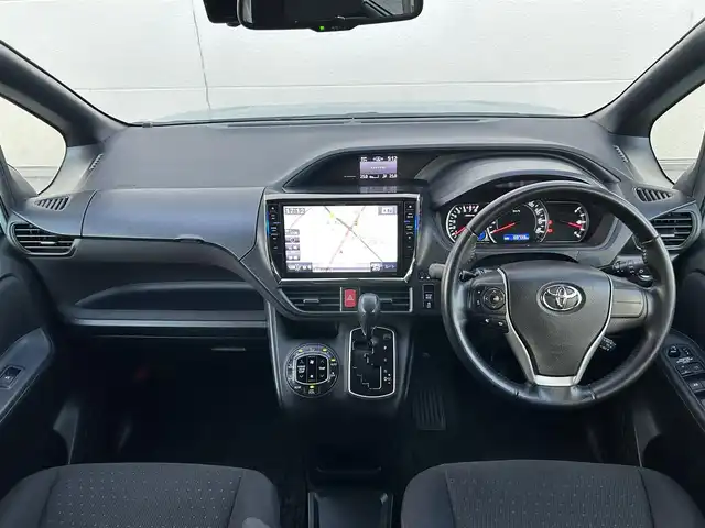 トヨタ ヴォクシー V 茨城県 2014(平26)年 7万km クォーツホワイトクリスタルシャイン 社外ナビ/フルセグTV/Bluetooth接続/バックカメラ/前後ドライブレコーダー/後部座席モニター/サンルーフ/クルーズコントロール/USB入力端子/両側パワースライド/三列シート/LEDヘッドライト/スペアキー/純正１５インチアルミホイール/純正フロアマット