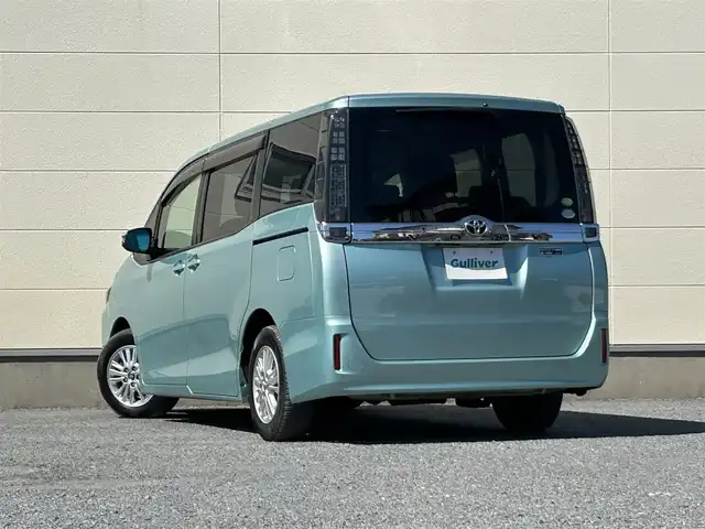 トヨタ ヴォクシー V 茨城県 2014(平26)年 7万km クォーツホワイトクリスタルシャイン 社外ナビ/フルセグTV/Bluetooth接続/バックカメラ/前後ドライブレコーダー/後部座席モニター/サンルーフ/クルーズコントロール/USB入力端子/両側パワースライド/三列シート/LEDヘッドライト/スペアキー/純正１５インチアルミホイール/純正フロアマット