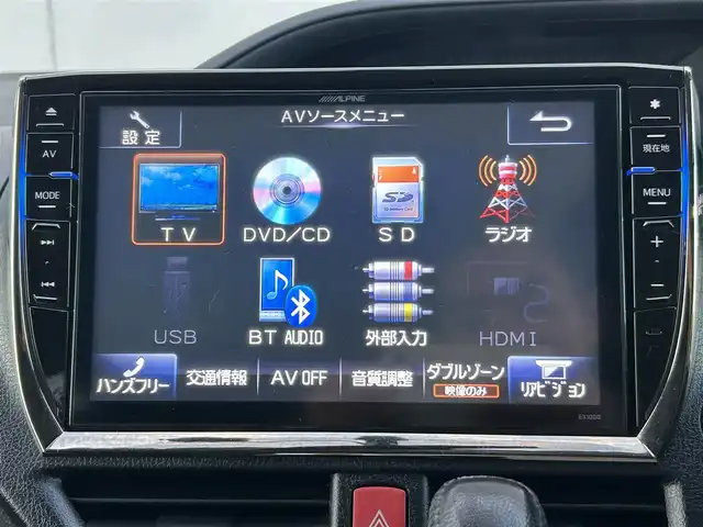 トヨタ ヴォクシー V 茨城県 2014(平26)年 7万km クォーツホワイトクリスタルシャイン 社外ナビ/フルセグTV/Bluetooth接続/バックカメラ/前後ドライブレコーダー/後部座席モニター/サンルーフ/クルーズコントロール/USB入力端子/両側パワースライド/三列シート/LEDヘッドライト/スペアキー/純正１５インチアルミホイール/純正フロアマット