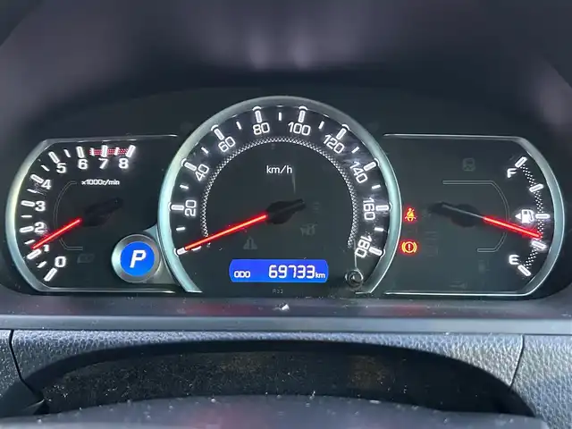 トヨタ ヴォクシー V 茨城県 2014(平26)年 7万km クォーツホワイトクリスタルシャイン 社外ナビ/フルセグTV/Bluetooth接続/バックカメラ/前後ドライブレコーダー/後部座席モニター/サンルーフ/クルーズコントロール/USB入力端子/両側パワースライド/三列シート/LEDヘッドライト/スペアキー/純正１５インチアルミホイール/純正フロアマット