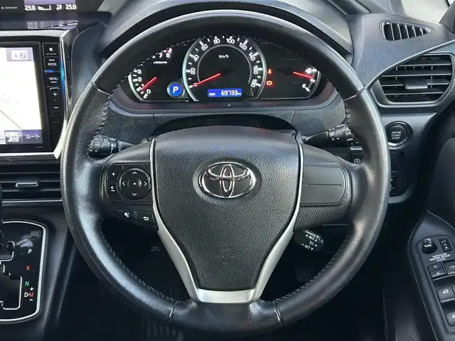 トヨタ ヴォクシー V 茨城県 2014(平26)年 7万km クォーツホワイトクリスタルシャイン 社外ナビ/フルセグTV/Bluetooth接続/バックカメラ/前後ドライブレコーダー/後部座席モニター/サンルーフ/クルーズコントロール/USB入力端子/両側パワースライド/三列シート/LEDヘッドライト/スペアキー/純正１５インチアルミホイール/純正フロアマット