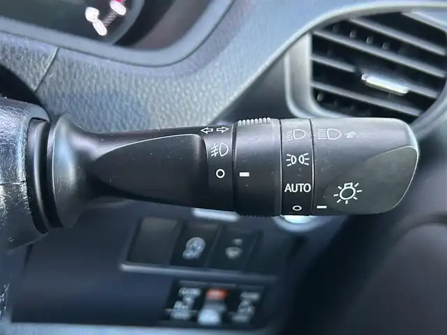 トヨタ ヴォクシー V 茨城県 2014(平26)年 7万km クォーツホワイトクリスタルシャイン 社外ナビ/フルセグTV/Bluetooth接続/バックカメラ/前後ドライブレコーダー/後部座席モニター/サンルーフ/クルーズコントロール/USB入力端子/両側パワースライド/三列シート/LEDヘッドライト/スペアキー/純正１５インチアルミホイール/純正フロアマット