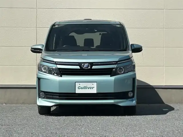 トヨタ ヴォクシー V 茨城県 2014(平26)年 7万km クォーツホワイトクリスタルシャイン 社外ナビ/フルセグTV/Bluetooth接続/バックカメラ/前後ドライブレコーダー/後部座席モニター/サンルーフ/クルーズコントロール/USB入力端子/両側パワースライド/三列シート/LEDヘッドライト/スペアキー/純正１５インチアルミホイール/純正フロアマット