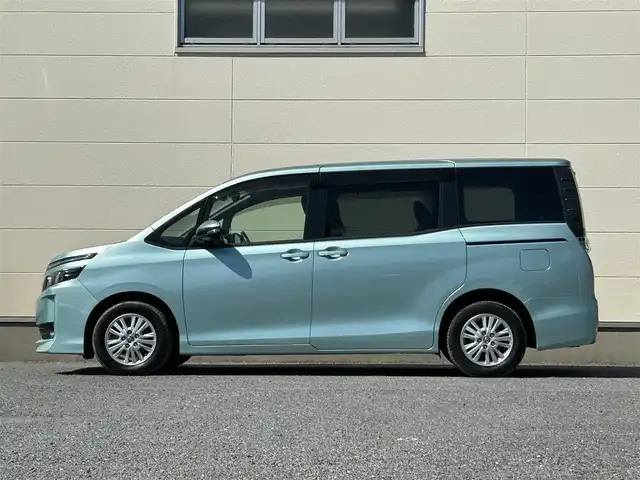トヨタ ヴォクシー V 茨城県 2014(平26)年 7万km クォーツホワイトクリスタルシャイン 社外ナビ/フルセグTV/Bluetooth接続/バックカメラ/前後ドライブレコーダー/後部座席モニター/サンルーフ/クルーズコントロール/USB入力端子/両側パワースライド/三列シート/LEDヘッドライト/スペアキー/純正１５インチアルミホイール/純正フロアマット