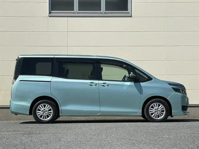 トヨタ ヴォクシー V 茨城県 2014(平26)年 7万km クォーツホワイトクリスタルシャイン 社外ナビ/フルセグTV/Bluetooth接続/バックカメラ/前後ドライブレコーダー/後部座席モニター/サンルーフ/クルーズコントロール/USB入力端子/両側パワースライド/三列シート/LEDヘッドライト/スペアキー/純正１５インチアルミホイール/純正フロアマット