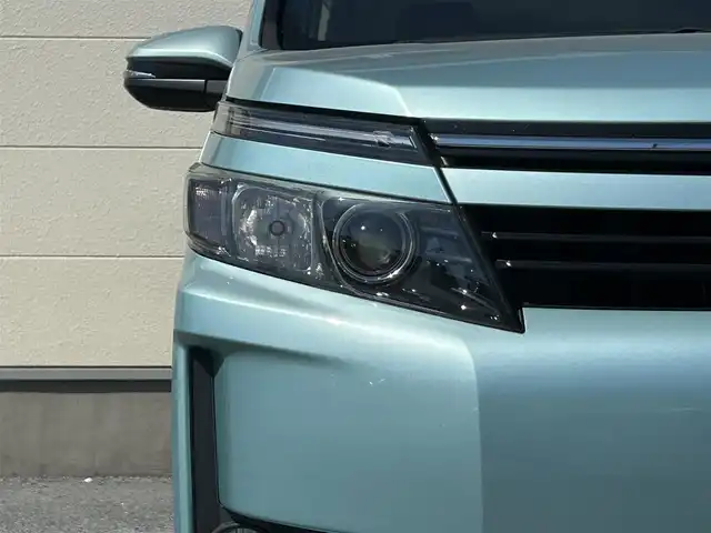 トヨタ ヴォクシー V 茨城県 2014(平26)年 7万km クォーツホワイトクリスタルシャイン 社外ナビ/フルセグTV/Bluetooth接続/バックカメラ/前後ドライブレコーダー/後部座席モニター/サンルーフ/クルーズコントロール/USB入力端子/両側パワースライド/三列シート/LEDヘッドライト/スペアキー/純正１５インチアルミホイール/純正フロアマット