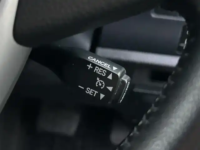 トヨタ ヴォクシー V 茨城県 2014(平26)年 7万km クォーツホワイトクリスタルシャイン 社外ナビ/フルセグTV/Bluetooth接続/バックカメラ/前後ドライブレコーダー/後部座席モニター/サンルーフ/クルーズコントロール/USB入力端子/両側パワースライド/三列シート/LEDヘッドライト/スペアキー/純正１５インチアルミホイール/純正フロアマット