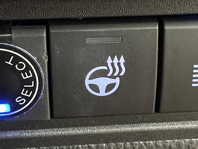 トヨタ ヤリスクロス ハイブリッド Z アドベンチャー 鹿児島県 2023(令5)年 1.9万km センシュアルレッドマイカ 純正ディスプレイオーディオ/（BT/フルセグTV）/プリクラッシュセーフティ/レーンキープアシスト/レーダークルーズコントロール/ハーフレザーシート/シートヒーター/ステアリングヒーター/ヘッドアップディスプレイ/ブラインドスポットモニター/パワーバックドア/ステアリングスイッチ/オートライト/オートマチックハイビーム/コーナーセンサー