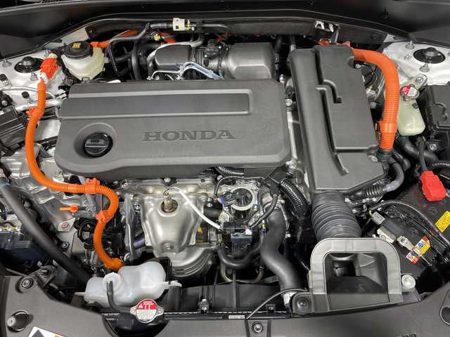 ホンダ ＺＲ－Ｖ ハイブリッド e:HEV Z ブラックスタイル 神奈川県 2025(令7)年 0.1千km プラチナホワイトパール 登録済未使用/9インチホンダコネクトディスプレー/(AM/FM/TV/Bluetooth)/マルチビューカメラシステム/デジタルインナーミラー/ブラインドスポットモニター/ホンダセンシング/衝突被害軽減システム/車線逸脱警報/アダプティブクルーズコントロール/レザーシート/横滑り防止装置/ETC2.0/アイドリングストップ/LEDヘッドライト/オートライト/ウィンカーミラー/電動格納ミラー/純正18インチAW/シートヒーター/パワーシート/ステアリングヒーター/パワーバックドア/プッシュスタート/スマートキー/スペアキー/取扱説明書/保証書