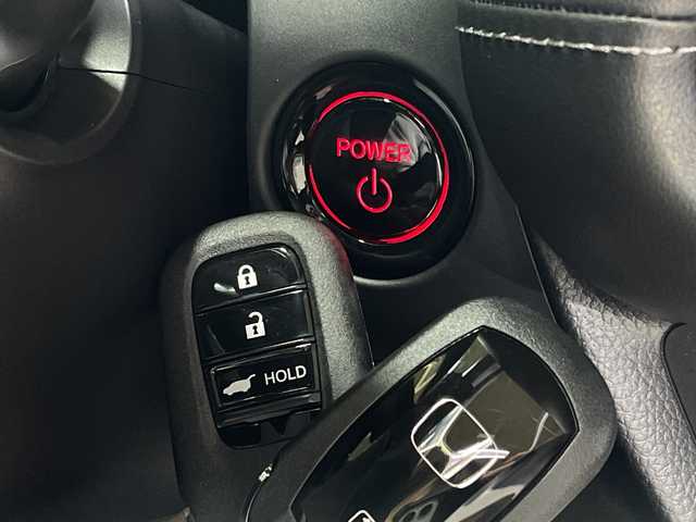 ホンダ ＺＲ－Ｖ ハイブリッド e:HEV Z ブラックスタイル 神奈川県 2025(令7)年 0.1千km プラチナホワイトパール 登録済未使用/9インチホンダコネクトディスプレー/(AM/FM/TV/Bluetooth)/マルチビューカメラシステム/デジタルインナーミラー/ブラインドスポットモニター/ホンダセンシング/衝突被害軽減システム/車線逸脱警報/アダプティブクルーズコントロール/レザーシート/横滑り防止装置/ETC2.0/アイドリングストップ/LEDヘッドライト/オートライト/ウィンカーミラー/電動格納ミラー/純正18インチAW/シートヒーター/パワーシート/ステアリングヒーター/パワーバックドア/プッシュスタート/スマートキー/スペアキー/取扱説明書/保証書