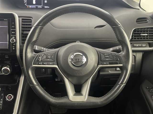 日産 セレナ ハイウェイスター 埼玉県 2017(平29)年 3.9万km ブリリアントシルバー 純正9インチナビ/全方位カメラ/フルセグテレビ/ビルトインETC/パーキングアシスト/両側パワースライドドア/クルーズコントロール/衝突被害軽減ブレーキ/クリアランスソナー/オートLEDライト/フォグランプ/プッシュスタート/アイドリングストップ/ロールサンシェード/純正フロアマット/純正16インチアルミホイール