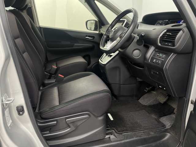 日産 セレナ ハイウェイスター 埼玉県 2017(平29)年 3.9万km ブリリアントシルバー 純正9インチナビ/全方位カメラ/フルセグテレビ/ビルトインETC/パーキングアシスト/両側パワースライドドア/クルーズコントロール/衝突被害軽減ブレーキ/クリアランスソナー/オートLEDライト/フォグランプ/プッシュスタート/アイドリングストップ/ロールサンシェード/純正フロアマット/純正16インチアルミホイール