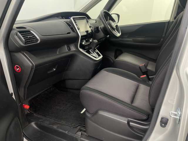 日産 セレナ ハイウェイスター 埼玉県 2017(平29)年 3.9万km ブリリアントシルバー 純正9インチナビ/全方位カメラ/フルセグテレビ/ビルトインETC/パーキングアシスト/両側パワースライドドア/クルーズコントロール/衝突被害軽減ブレーキ/クリアランスソナー/オートLEDライト/フォグランプ/プッシュスタート/アイドリングストップ/ロールサンシェード/純正フロアマット/純正16インチアルミホイール