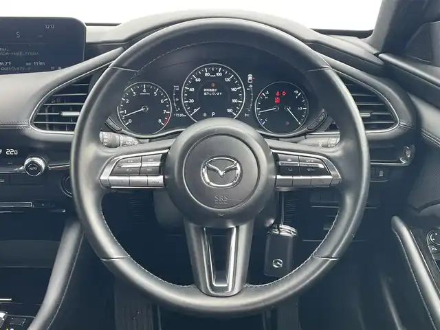 マツダ マツダ３ファストバック 20S プロアクティブ 滋賀県 2022(令4)年 1.8万km ソニックシルバーM 純正メモリナビ/(フルセグTV CD DVD Bluetooth USB)/バックカメラ/レーダークルーズコントロール/ブラインドスポットモニター/プッシュスタート/スマートキー×２/電動格納ミラー/ウインカーミラー/ドライブレコーダー/ETC/LEDオートヘッドライト/ダウンサス