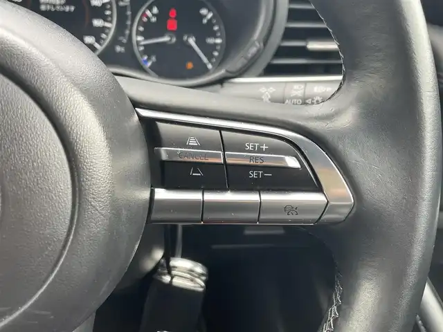 マツダ マツダ３ファストバック 20S プロアクティブ 滋賀県 2022(令4)年 1.8万km ソニックシルバーM 純正メモリナビ/(フルセグTV CD DVD Bluetooth USB)/バックカメラ/レーダークルーズコントロール/ブラインドスポットモニター/プッシュスタート/スマートキー×２/電動格納ミラー/ウインカーミラー/ドライブレコーダー/ETC/LEDオートヘッドライト/ダウンサス