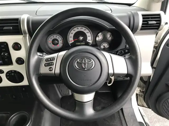 トヨタ ＦＪクルーザー 富山県 2017(平29)年 9.3万km ホワイト 4WD/純正ナビ/フルセグTV/Bluetooth/バックカメラ/コーナーセンサー/横滑り防止装置/リモコンキー/スペアキー１本/ステアリングスイッチ/ヘッドライトレベライザー/ETC