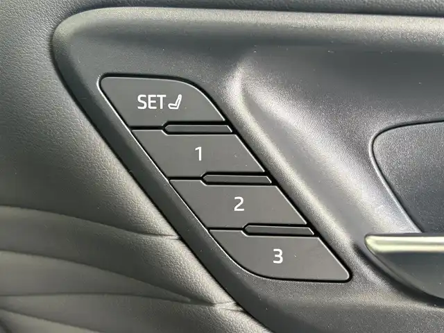 トヨタ アルファード Z 千葉県 2025(令7)年 0.4万km ブラック 禁煙車/ワンオーナー/トヨタセーフティセンス/・プリクラッシュセーフティ/・プリクラッシュセーフティブレーキ/・クリアランスソナー/・レーンディパーチャーアラート/・ブラインドスポットモニター/・ヘッドアップディスプレイ/・レーダークルーズコントロール/左右独立ツインガラスルーフ/純正１３型フリップダウンモニター/両側パワースライドドア/パワーバックドア/ユニバーサルステップ/純正14インチディスプレイオーディオナビ（あり）/・USB/Bluetooth/フルセグTV/・全方位カメラ/・ビルトインETC2.0/革巻きステアリング/・ステアリングスイッチ/・ステアリングヒーター/レザーシート/・DNセカンドパワーシート/・D席メモリ付き/・DNセカンドシートヒーター/・DNセカンドエアーシート/MT付きAT/置くだけ充電/社外フロアマット/純正１８インチAW/オートライト/・オートマチックハイビーム/・三眼LEDヘッドライト/・LEDフォグランプ