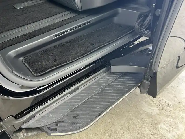 トヨタ アルファード Z 千葉県 2025(令7)年 0.4万km ブラック 禁煙車/ワンオーナー/トヨタセーフティセンス/・プリクラッシュセーフティ/・プリクラッシュセーフティブレーキ/・クリアランスソナー/・レーンディパーチャーアラート/・ブラインドスポットモニター/・ヘッドアップディスプレイ/・レーダークルーズコントロール/左右独立ツインガラスルーフ/純正１３型フリップダウンモニター/両側パワースライドドア/パワーバックドア/ユニバーサルステップ/純正14インチディスプレイオーディオナビ（あり）/・USB/Bluetooth/フルセグTV/・全方位カメラ/・ビルトインETC2.0/革巻きステアリング/・ステアリングスイッチ/・ステアリングヒーター/レザーシート/・DNセカンドパワーシート/・D席メモリ付き/・DNセカンドシートヒーター/・DNセカンドエアーシート/MT付きAT/置くだけ充電/社外フロアマット/純正１８インチAW/オートライト/・オートマチックハイビーム/・三眼LEDヘッドライト/・LEDフォグランプ