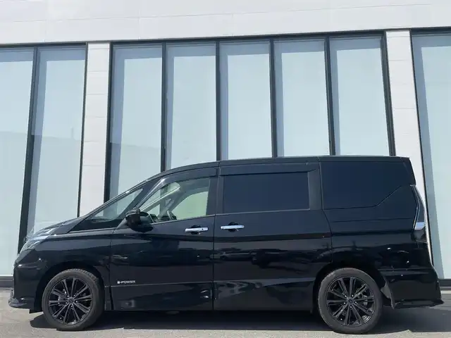 日産 セレナ e－パワー ハイウェイスター V 大阪府 2021(令3)年 2.4万km 黒 インテリジェントルームミラー/アラウンドビューモニター/プロパイロット/エマージェンシーブレーキ/ブラインドスポットモニター/ドライブレコーダー/ETC/純正ナビ/両側パワースライドドア/フルセグTV/プッシュスタート/電動格納ミラー