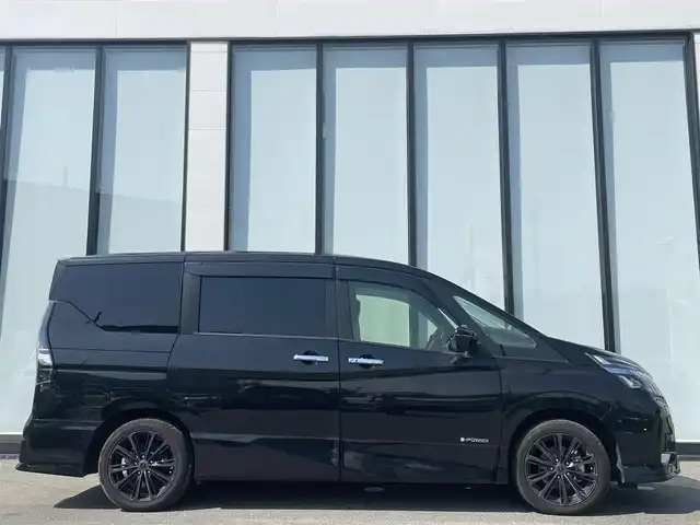 日産 セレナ e－パワー ハイウェイスター V 大阪府 2021(令3)年 2.4万km 黒 インテリジェントルームミラー/アラウンドビューモニター/プロパイロット/エマージェンシーブレーキ/ブラインドスポットモニター/ドライブレコーダー/ETC/純正ナビ/両側パワースライドドア/フルセグTV/プッシュスタート/電動格納ミラー