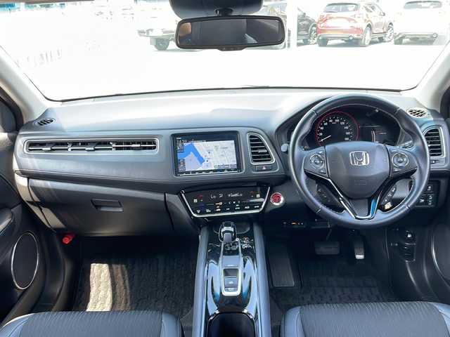 ホンダ ヴェゼル ハイブリッド Z ホンダセンシング 山口県 2018(平30)年 5.9万km クリスタルブラックパール 純正9インチメモリナビ/・フルセグテレビ/・Bluetooth接続/・CD/DVD再生/・AM/FMラジオ/・USB/ipod接続/バックカメラ/ETC/ルーフレール/スマートキー/プッシュスタート/Honda SENSING/・衝突軽減ブレーキ/・誤発進抑制機能/・近距離衝突軽減ブレーキ/・歩行者事故低減ステアリング/・路外逸脱抑制機能/・渋滞追従型機能付アダプティブクルーズコントロール/・車線維持支援システム/・トラフィックジャムアシスト/・先行車発進お知らせ機能/・標識認識機能/車両接近通報装置/保証書/取扱説明書/シートヒーター/ドアバイザー
