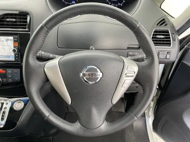 日産 セレナ HWS S HV Vセレ +Sefty 富山県 2015(平27)年 7.4万km ブリリアントホワイトパール 純正ナビ（AM/FM/DVD/BT/ワンセグ）/バックカメラ/ETC/両側パワースライドドア/衝突被害軽減システム/クルーズコントロール/レーンキープアシスト/横滑り防止装置/アイドリングストップ/オートLEDライト/純正アルミホイール/純正フロアマット/革巻きステアリング/スマートキー