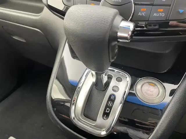 日産 セレナ HWS S HV Vセレ +Sefty 富山県 2015(平27)年 7.4万km ブリリアントホワイトパール 純正ナビ（AM/FM/DVD/BT/ワンセグ）/バックカメラ/ETC/両側パワースライドドア/衝突被害軽減システム/クルーズコントロール/レーンキープアシスト/横滑り防止装置/アイドリングストップ/オートLEDライト/純正アルミホイール/純正フロアマット/革巻きステアリング/スマートキー