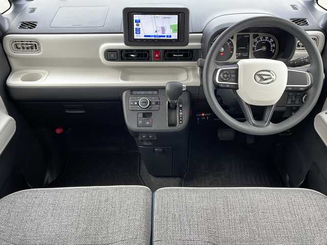 ダイハツ ムーヴ キャンバス ストライプス G 道東・釧路十勝 2023(令5)年 0.8万km シャイニングホワイトパール/ファインミントメタリック ・４WD/・社外メモリナビ(ラジオ BT)/・バックカメラ/・両側パワースライドドア/・衝突被害軽減ブレーキ/・横滑り防止装置/・ETC/・前席シートヒーター/・コーナーセンサー/・LEDヘッドライト/・LEDフォグランプ/・スマートキー/・プッシュスタート/・ステアリングリモコン/・電動格納ミラー/・アイドリングストップ/・純正フロアマット