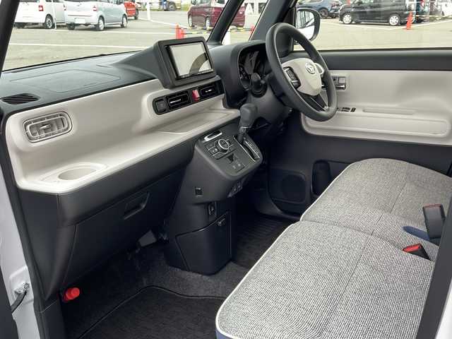 ダイハツ ムーヴ キャンバス ストライプス G 道東・釧路十勝 2023(令5)年 0.8万km シャイニングホワイトパール/ファインミントメタリック ・４WD/・社外メモリナビ(ラジオ BT)/・バックカメラ/・両側パワースライドドア/・衝突被害軽減ブレーキ/・横滑り防止装置/・ETC/・前席シートヒーター/・コーナーセンサー/・LEDヘッドライト/・LEDフォグランプ/・スマートキー/・プッシュスタート/・ステアリングリモコン/・電動格納ミラー/・アイドリングストップ/・純正フロアマット