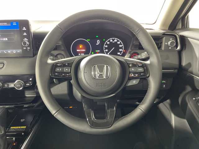 ホンダ ヴェゼル ハイブリッド e:HEV Z 神奈川県 2025(令7)年 0.1万km未満 プラチナホワイトパール 登録済未使用車/ホンダセンシング/・衝突軽減ブレーキ/・誤発進抑制機能（前方・後方）/・近距離衝突軽減ブレーキ/・歩行者事故低減ステアリング/・路外逸脱抑制機能/・渋滞追従機能付きアダプティブクルーズコントロール/・車線維持支援システム/・先行車発進お知らせ機能/・標識認識機能/・オートハイビーム/純正9インチディスプレイオーディオ/・BT/フルセグTV/AppleCarPlay/AndroidAuto/AM/FM/バックカメラ/ハーフレザーシート/・シートヒーター(D/N)/ビルトインETC/革巻きステアリング/・ステアリングスイッチ/・ステアリングヒーター/Qi充電/電動サイドブレーキ/・ブレーキオートホールド/パワーバックドア/スマートキー/・プッシュスタートボタン/・スペアキー(1本)/ドライブモード/LEDヘッドライト/・シーケンシャルウィンカー/前後クリアランスソナー/純正18インチアルミホイール