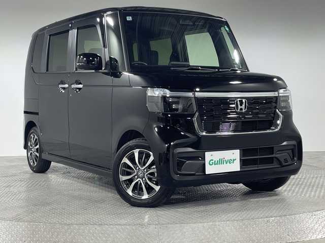 ホンダ Ｎ ＢＯＸ カスタム 神奈川県 2024(令6)年 0.1万km クリスタルブラックパール 社外７型メモリーナビゲーション【MDV-D711】/フルセグ　USB　SD　内蔵メモリー AM FM Bluetooth　HDMI　SMARTUSEN　IPHONE/バックカメラ/片側電動スライドドア【サンシェード】/ホンダセンシング/衝突軽減ブレーキ/歩行者事故低減ステアリング/標識認識機能/車線維持支援システム/オートハイビーム/後方誤発進抑制機能/パーキングセンサーシステム/先行車発進お知らせ機能/路外逸脱抑制機能/渋滞追従機能付きアダブティブクルーズコントロール/誤発進抑制機能/近距離衝突ブレーキ/前席シートヒーター/電子パーキング　オートホールド/ETC/ECON/SOSコール/プッシュスタート/スマートキー/純正サイドシル　リアスポイラー/純正１４インチアルミホイール/LEDヘッドランプ/オートライト/スペアキー/取説　保証書