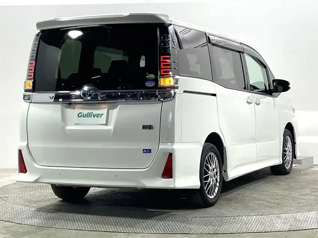 トヨタ ヴォクシー ハイブリッド ZS 煌Ⅲ 大阪府 2021(令3)年 2.6万km ホワイトパールクリスタルシャイン 純正9incナビ(フルセグ/DVD再生/Bluetooth) バックカメラ 後席モニター ETC ハーフレザー シートヒーター 両側パワースライドドア 衝突軽減 クルコン クリアランスソナー