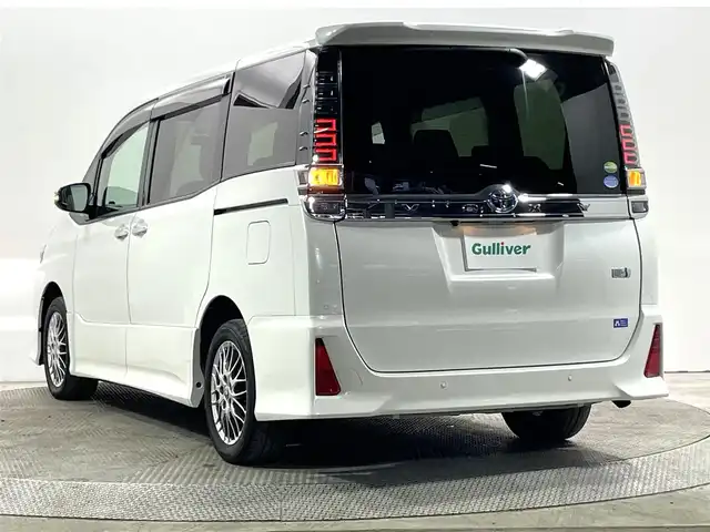 トヨタ ヴォクシー ハイブリッド ZS 煌Ⅲ 大阪府 2021(令3)年 2.6万km ホワイトパールクリスタルシャイン 純正9incナビ(フルセグ/DVD再生/Bluetooth) バックカメラ 後席モニター ETC ハーフレザー シートヒーター 両側パワースライドドア 衝突軽減 クルコン クリアランスソナー