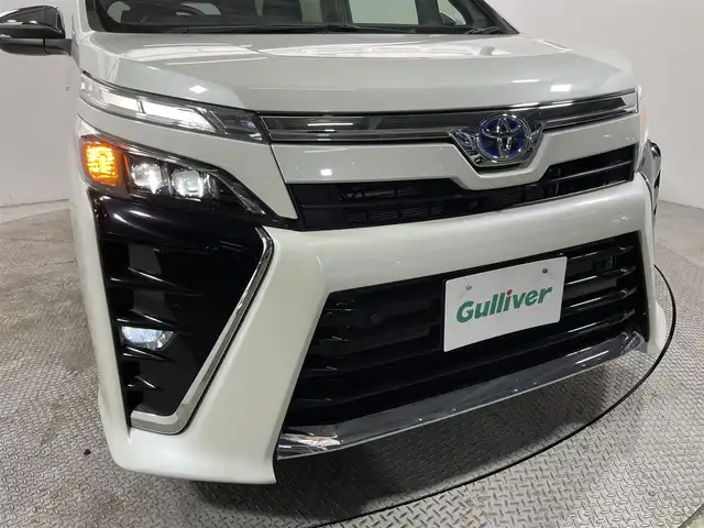 トヨタ ヴォクシー ハイブリッド ZS 煌Ⅲ 大阪府 2021(令3)年 2.6万km ホワイトパールクリスタルシャイン 純正9incナビ(フルセグ/DVD再生/Bluetooth) バックカメラ 後席モニター ETC ハーフレザー シートヒーター 両側パワースライドドア 衝突軽減 クルコン クリアランスソナー