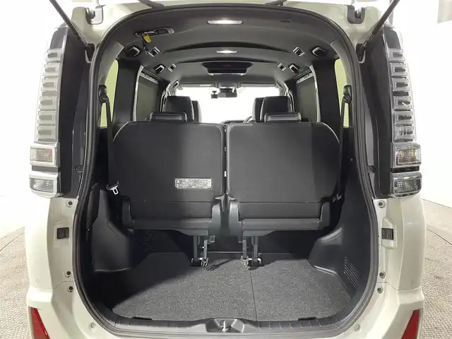 トヨタ ヴォクシー ハイブリッド ZS 煌Ⅲ 大阪府 2021(令3)年 2.6万km ホワイトパールクリスタルシャイン 純正9incナビ(フルセグ/DVD再生/Bluetooth) バックカメラ 後席モニター ETC ハーフレザー シートヒーター 両側パワースライドドア 衝突軽減 クルコン クリアランスソナー