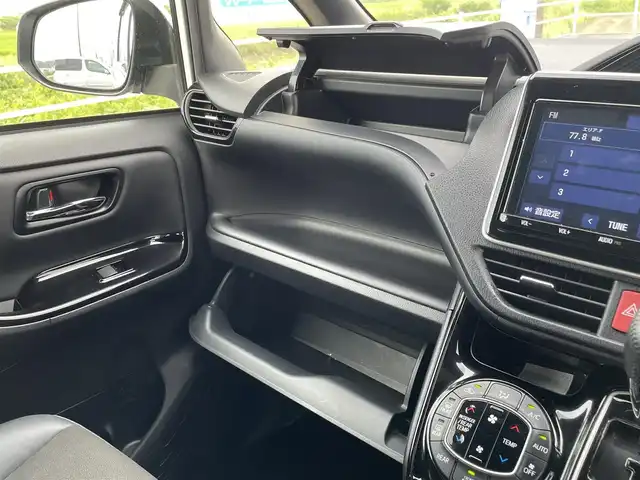 トヨタ ノア Si ダブルバイビーⅡ 佐賀県 2020(令2)年 5万km ホワイトパールクリスタルシャイン 純正9インチSDナビゲーション/・フルセグTV/CD/DVD/SD/Bluetooth/純正12インチフリップダウンモニター/バックカメラ/ビルトインETC/両側パワースライドドア/後席エアコン/後席用サイドサンシェード/ハーフレザーシート/ISOFIX対応/革巻きステアリング/ステアリングリモコン/純正エアロ/純正16インチアルミホイール/純正LEDヘッドライト/オートマチックハイビーム/純正LEDフォグライト/純正フロアマット/純正ドアバイザ―/新車保証書/取扱説明書/スペアキー１本/トヨタセーフティセンス/・クルーズコントロール/・レーンディパーチャーアラート/・プリクラッシュセーフティ/・クリアランスソナー/・先行車発進お知らせ機能