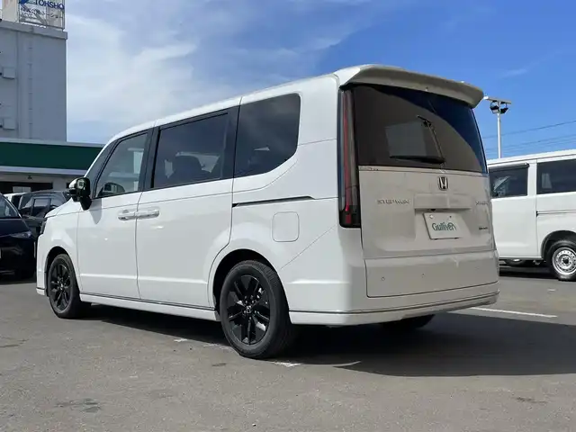 ホンダ ステップワゴン スパーダ eHEV 東京都 2025(令7)年 0.1千km パール 登録済未使用車　/純正１１型メモリナビ＆フルセグ　/・BluetoothAudio/USB/CD/DVD/・AppleCarPlay＆AndroidAuto/両側パワースライドア　/パワーバックドア/ＬＥＤヘッドランプ　　/ハーフレザーシート/・前席シートヒーター　/・オットマンシート/ブラインドスポットモニター/ホンダセンシング/・アダプティブクルーズコントロール/・オートハイビーム /・追従軽減ブレーキ/・後方誤発進抑制機能/・歩行者事故低減ステアリング/・車線維持支援システム/・路外逸脱抑制機能/プッシュエンジンスタート/スペアキーX１/保証書＆取説